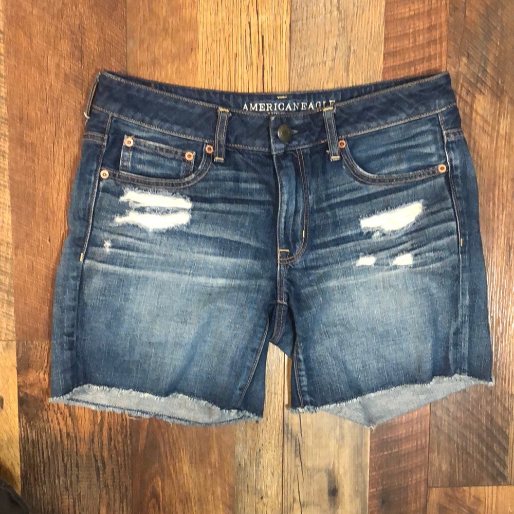 America Eagle shorts Women’s 6 jean shorts inseam 6.5” EUC destroyed hem denim